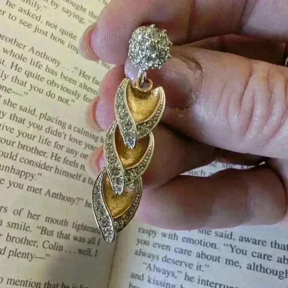 Vintage 1950s goldtone sparkly drop clip on earrings - Picture 3 of 5